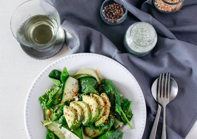 
  Ensalada de Calabacín, Espinacas baby, aguacate Y dukkah
