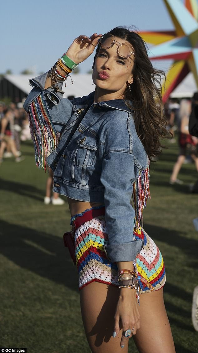 Colorido: Alessandra estilizou suas tranÃ§as longas e morenas em um elegante visual reto e exibiu um par de Ã³culos escuros no festival de mÃºsica