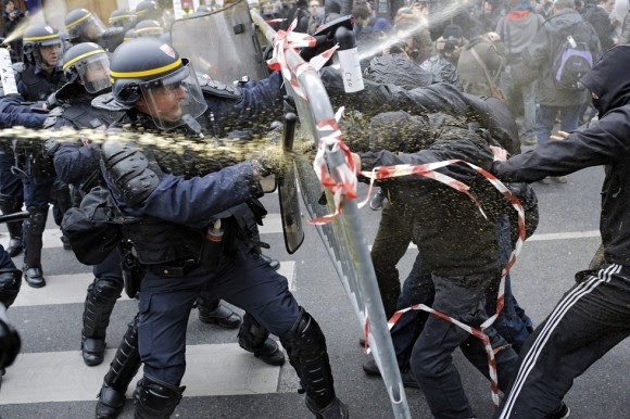 Сuando un grupo de manifestantes atravesó un cordón policial los antidisturbios respondieron con gases lacrimógenos para obligarlos a retroceder.