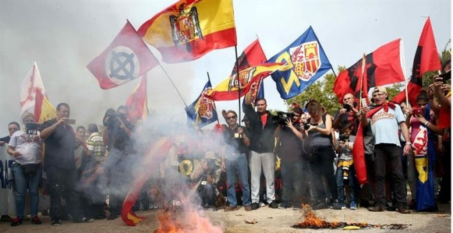 Integrantes de grupos de extrema derecha queman esteladas duante una concentración en la plaza Sant Jordi de Barcelona, en Montjuïc./ EFE