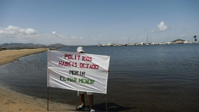 Espagne : chaîne humaine après la mort de millions de poissons asphyxiés par les nitrates