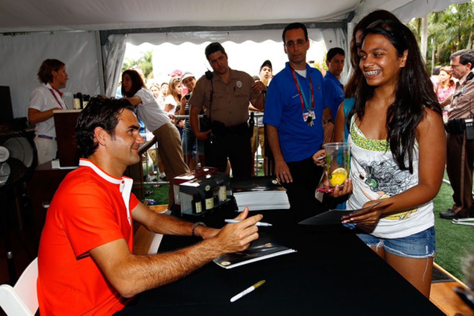 This item new roger federer signed autograph 2018 championships wimbledon photo print framed. Federer Signing Autographs For Some Enthusiastic Fan Roger Federer Photo 24673092 Fanpop