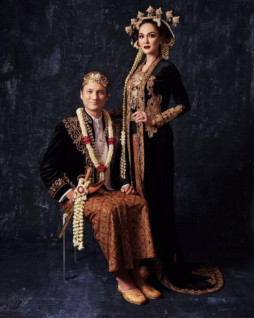May 21, 2021 · gaun pengantin simple salah satu yang banyak dicari untuk dikenakan di hari spesial. Anggunya Penampilan Luna Maya Mantan Pacar Reino Barack Pakai Baju Pengantin Adat Jawa Semua Halaman Stylo