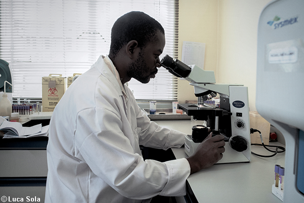 Técnico de laboratorio de MSF, en el laboratorio del Hospital del distrito de Nsanje