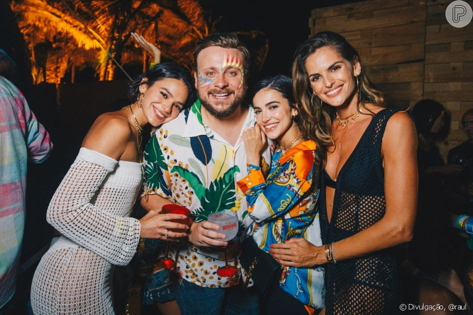 A top Izabel Goulart e o produtor LÃ©o Fuchs foram alguns dos amigos com quem Bruna Marquezine festejou a chegada de 2019