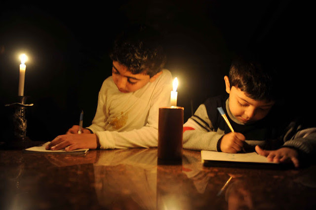 brasileiro recorre à luz de velas na falta de energia elétrica