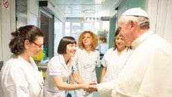 Papa Francisco saudando as enfermeiras durante sua visita ao Hospital Menino Jesus de Roma, em 2013