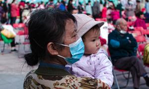 Una abuela sostiene a su nieta en la ciudad china de Shenzhen. (Foto de archivo).