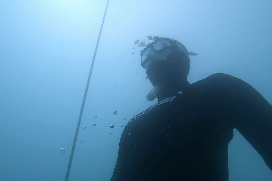 VIDÉO. "On est vraiment serein, apaisé" : l'apnée s'ouvre aux débutants au lac d'Annecy