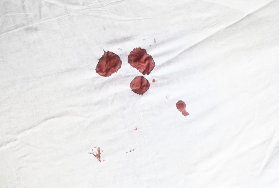 lençol manchado de sangue