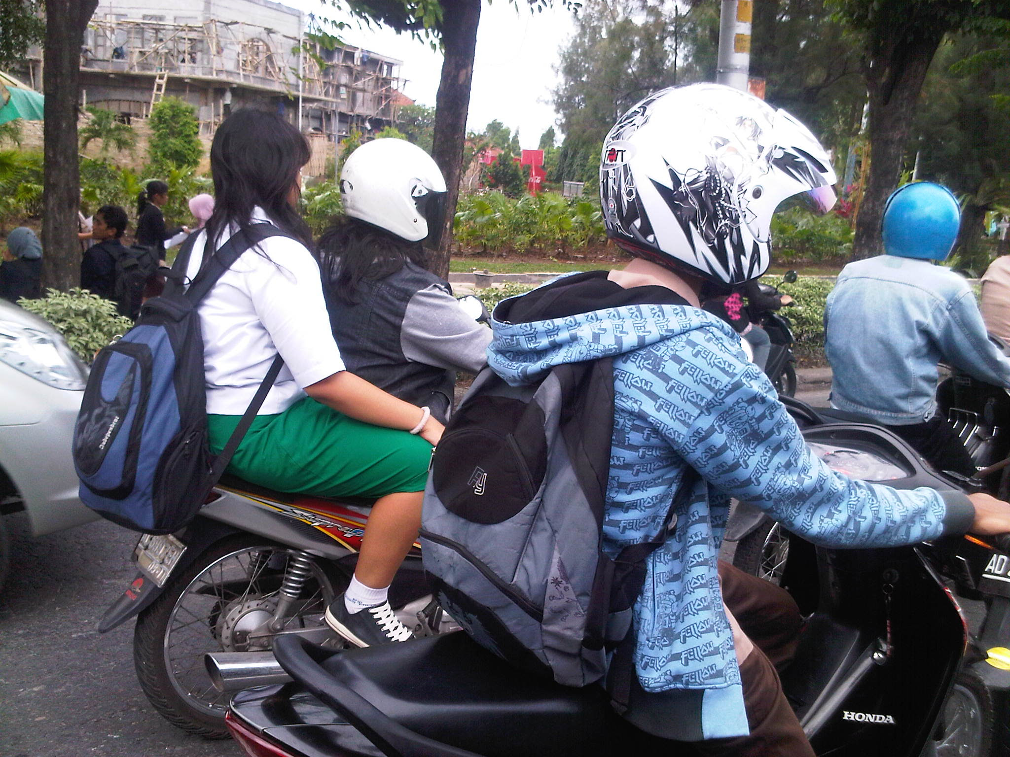 Gambar Lucu Naik Motor Pake Helm Gambar Ngakak