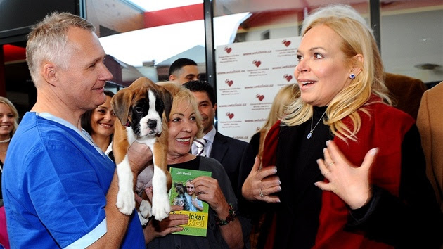 V roku 1997 sa stala manželkou vtedajšieho bývalá prvá dáma českej republiky dagmar havlová oslávila v týchto dňoch 68. Dojata Dagmar Havlova Veterinar Hercik Ji Na Krtu Daroval Stene Idnes Cz