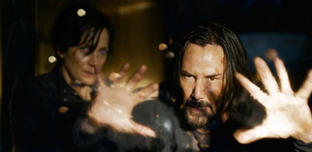 Trinity (Carrie-Anne Moss) e Neo (Keanu Reeves) se reencontram em "Matrix Resurrections"