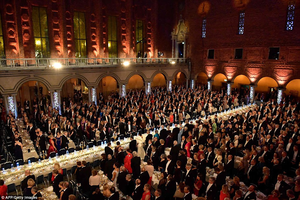 A brilhante mesa de Honra ocupa um palco central no Novel Banquet para os laureados em medicina, química, literatura física e economia. 