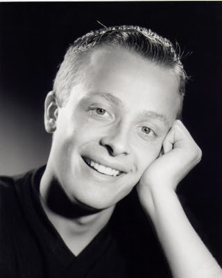 Die hälfte der songs wählten die fans übers internet aus, die restlichen songs sind eine. Lebenslauf Ross Antony