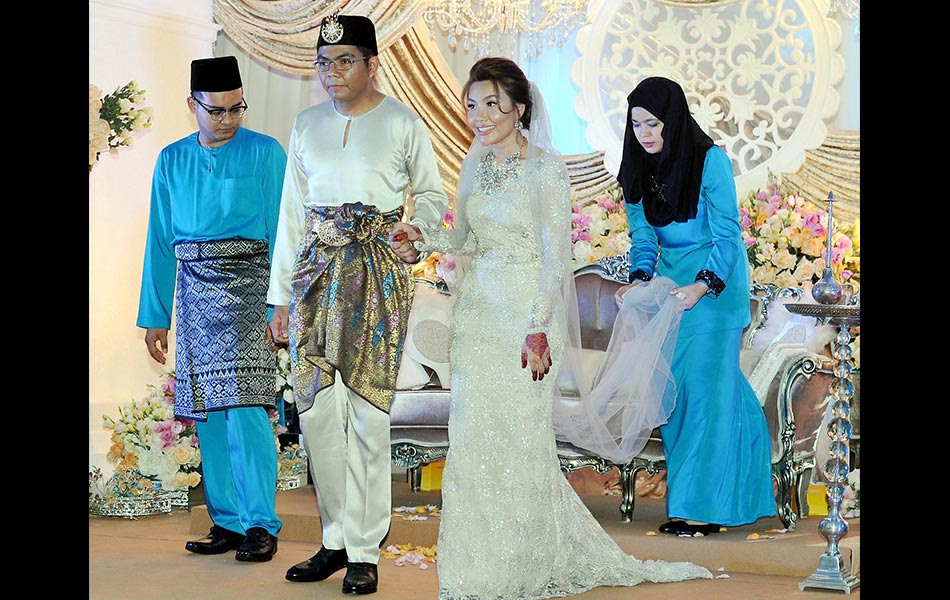 Salah jugaklah, tapi itu tak jadi apa. Majlis Perkahwinan Anak Tunggal Khaled Nordin Astro Awani