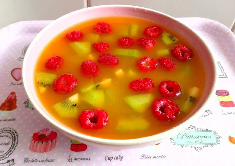 
  Sopa de naranja con kiwi y frambuesas
