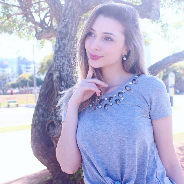 Blusa customizada com aplicações