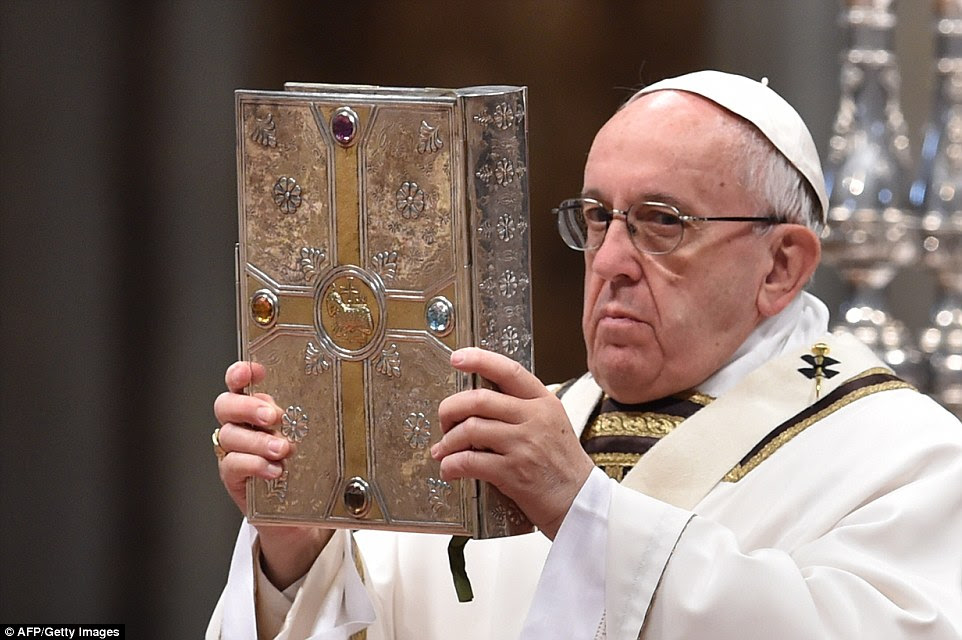 Papa Francis detÃ©m o famoso livro dos Evangelhos durante a Missa Crismal, no Vaticano ontem