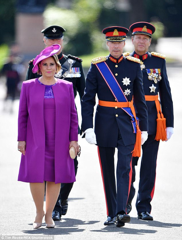 A Grã-Duquesa Maria Teresa do Luxemburgo ficou repleta de púrpura quando acompanhou o Grande Duque Henri do Luxemburgo para assistir seu filho se formar