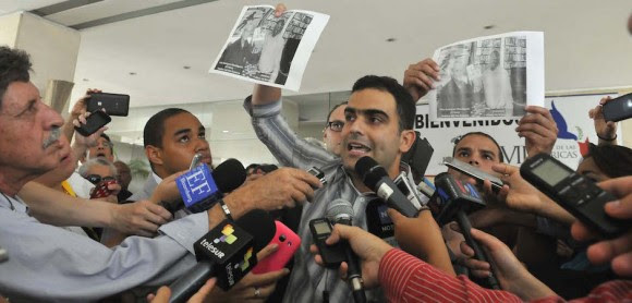 IV Foro de Jóvenes de las Américas en el hotel El Panamá, Ciudad de Panamá, denuncia de Ricardo Guardia lugo, presidente de la OCLAE sobre la presencia en Panamá de Félix Rodríguez, asesino del Che Guevara. Foto: Juvental Balán/ Granma