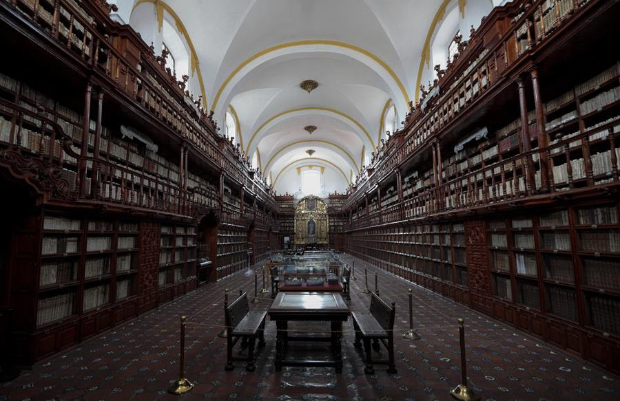 The interior of the Palafoxiana Library.