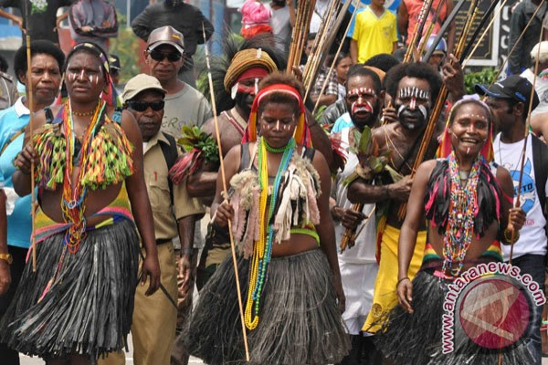 21 Pakaian  Adat  Papua  Dari Tali Rafia Konsep Baru 