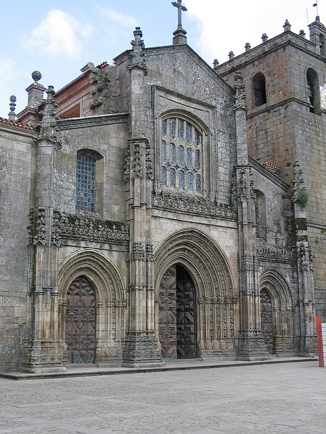 http://upload.wikimedia.org/wikipedia/commons/thumb/0/01/Catedral_de_Lamego.jpg/640px-Catedral_de_Lamego.jpg