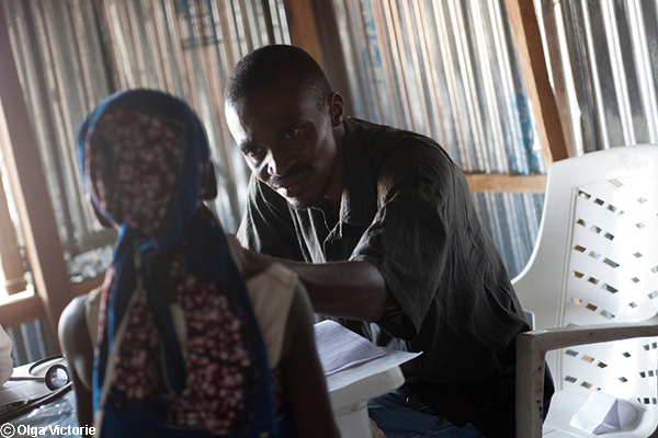 Un chequeo de paciente como parte de su visita a la "Clínica Mango" de MSF. La clínica se encuentra a las afueras de Abare, una de las siete aldeas del estado de Zamfara donde MSF dirige clínicas de extensión que tratan a niños afectados por envenenamiento por plomo.
