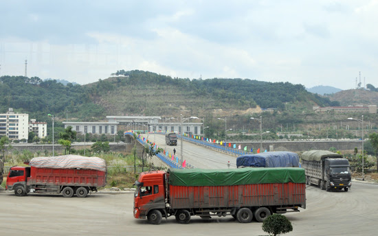 xe tải chở hàng