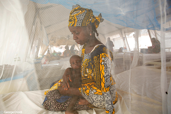 Una madre y su hijo ingresados ​​por desnutrición en Kofar Sauri ITFC en la ciudad de Katsina, estado de Katsina, Nigeria, junio de 2022.