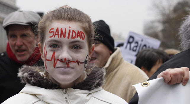 Una joven se manifiesta contra la privatización de hospitales en Madrid en una de las múltiples Mareas Blancas contra este proceso.