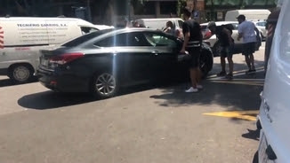 Atac a un vehicle de Cabify a la cruïlla del carrer Aragó amb Girona, el 25 de juliol