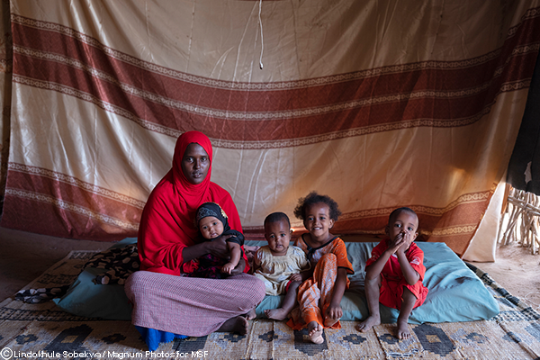 Kenia. Dadaab. Dagahaley. 21 de junio de 2021. Asher es una de las generaciones de personas que nacieron en el campamento y sus padres a principios de los 90 huyeron a Kenia desde Somalia ahora ella también tiene hijos que nacieron en el campamento a todos les han contado historias aterradoras sobre Somalia .