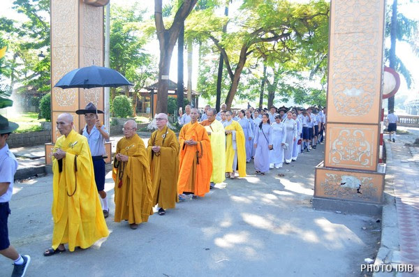 Chư Tăng và Phật tử đến Đài Tưởng niệm Thánh Tử Đạo, Huế, dâng hương