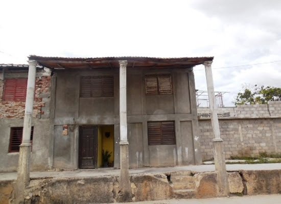 Esta vivienda en Aguilera y Martí fue reconstruída pero sus dueños no pueden demoler la fachada (Foto: Roberto J. Quiñones)