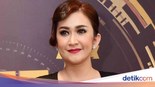  Popular  15 Nafa Urbach Majalah  Pria Dewasa  Paling Heboh 