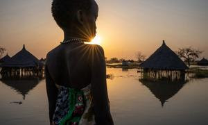 Una niña observa unas casas sumergidas en el estado de Jonglei, en Sudán del Sur.