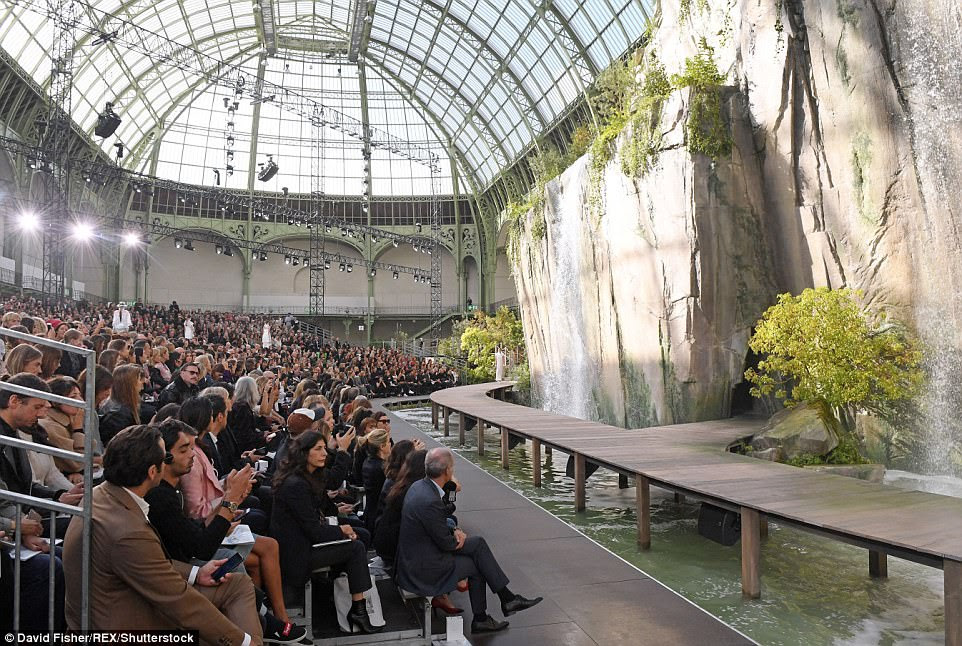 Impressionante: Karl é conhecido por seu design inovador e recriou o desfiladeiro do Verdon no sudeste da França dentro do Grand Palais