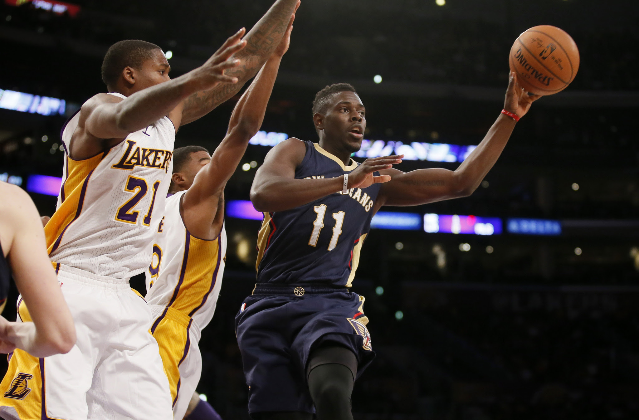 Lakers lose to New Orleans after making lineup changes