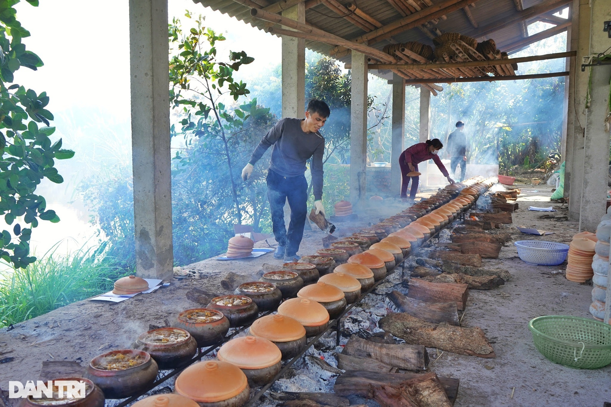 Dân làng Vũ Đại cay xè mắt kho hàng nghìn niêu cá phục vụ khách mua dịp Tết - 7