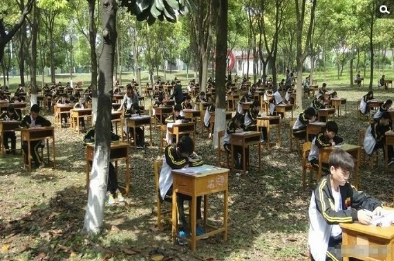 Năm 2014, trường trung học Chengfeng TP Cẩm Châu, tỉnh Hồ Bắc, Trung Quốc cũng thu   hút sự chú ý của cộng đồng mạng sau khi tổ chức kì thi trong rừng.