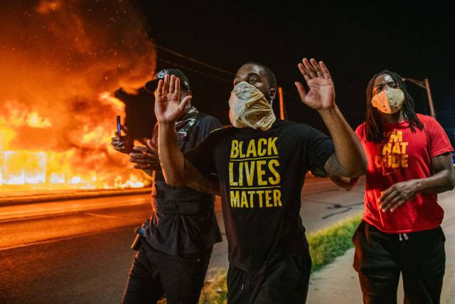 Protestos voltam nos EUA após policial atirar nas costas de negro