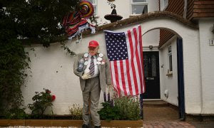 04/06/2020.- Un espantapájaros que imita a Donald Trump en un jardín de la ciudad inglesa de Haddenham. EFE/Neil Hall