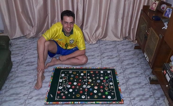 Desafie jogadores de diversos aparelhos em um único jogo! Este Cara Joga Contra Si Mesmo Torneios Com 782 Times De Futebol De Botao