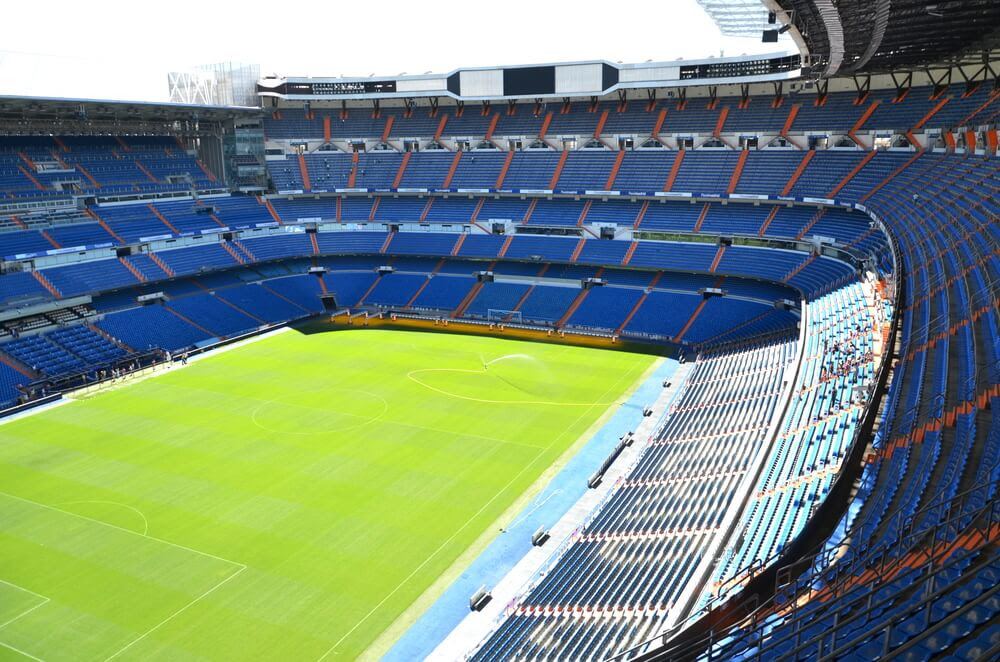 reˈal maˈðɾið ˈkluβ ðe ˈfuðβol , meaning royal madrid football club), commonly referred to as real madrid, is a spanish professional football club based in madrid. Tipps Fur Besucher Des Estadio Santiago Bernabeu Von Real Madrid Europapokal De