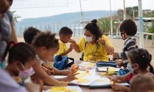 Una maestra lleva a cabo una clase de pintura para niños de un barrio desfavorecido de Guayaquil, Ecuador.