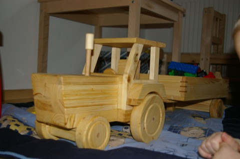 Traktor, bauernhof, holztraktor, bauer, viehzucht, landwirtschaft, holzspielzeug, spielzeug, holzspielzeug beck, schwäbische alb, hülben, bad urach, metzingen, kinderspielzeug, lenkbar, gummireifen, anhänger, garten, geräte. Bastelecke Heimwerken Holzwerken Ostermeier Net Privater Blog