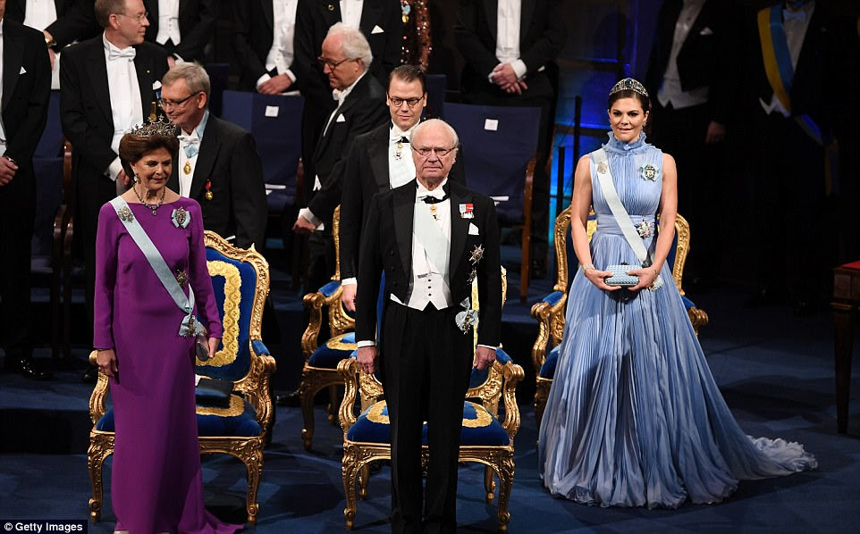 Trapos famosos: o rei Carl XVI Gustaf (centro) foi acompanhado por sua esposa Rainha Silvia (à esquerda), seus três filhos e seus parceiros no brilhante evento no Salão de Concertos de Estocolmo