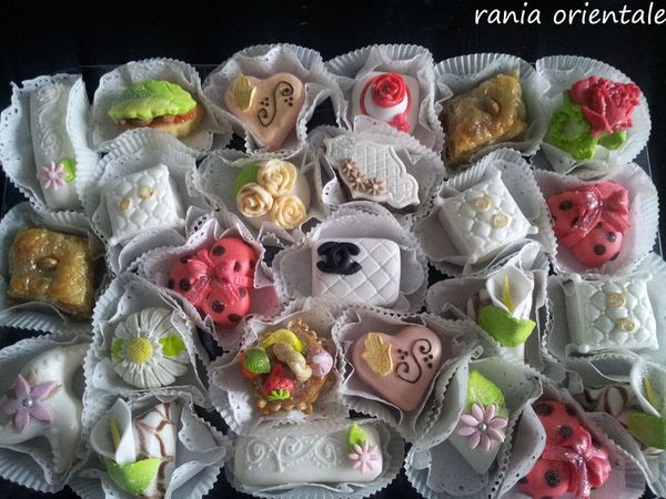Plateaux De Gateaux Pour Les Gateaux De Mariage